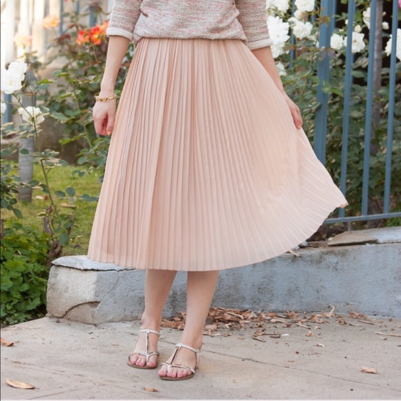 Uniqlo Dresses & Skirts - Uniqlo Blush Pink Pleated Midi Skirt